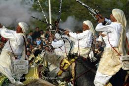 Image du Maroc Professionnelle de  Course typiquement marocaine dite ''la Fantasia'' organisé pendant les festivités de la circoncision du Prince héritier Moulay El Hassan, fils du roi Mohammed VI du Maroc, à Fès, Jeudi 14 avril 2005. (Photo / Abdeljalil Bounhar)



 